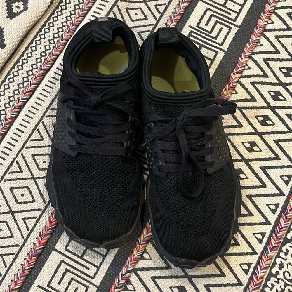 Black barefoot shoes